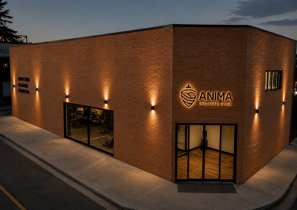 Fachada iluminada do ANIMA Wellness Club ao entardecer