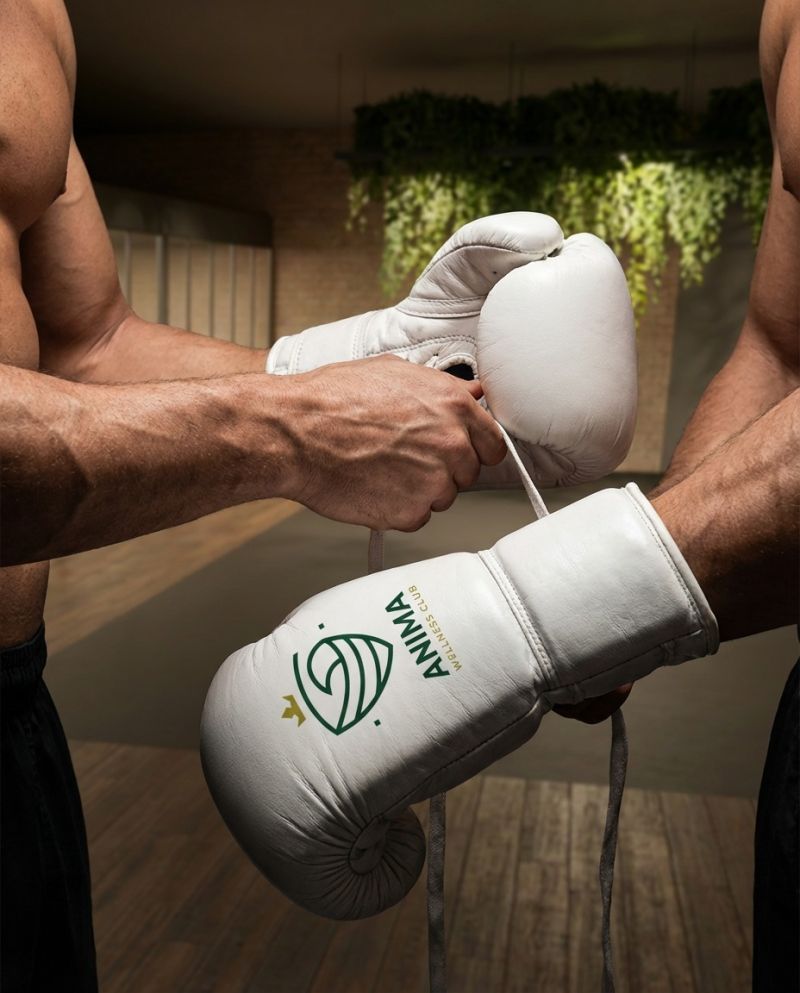 Luvas de boxe ANIMA Wellness Club sendo ajustadas antes do treino